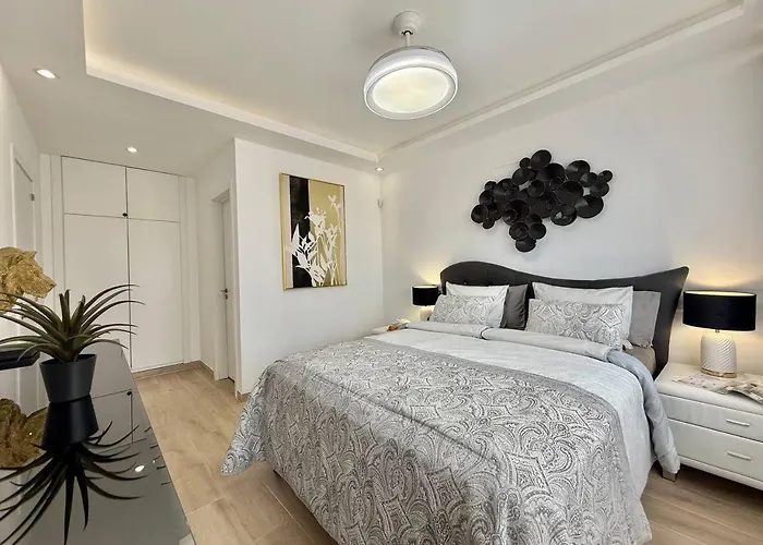 Paulmarie With Sunny Terrace Ocean View Apartment